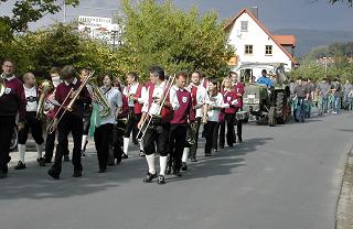 Der Kerwa-Baum wird ins Dorf gespielt